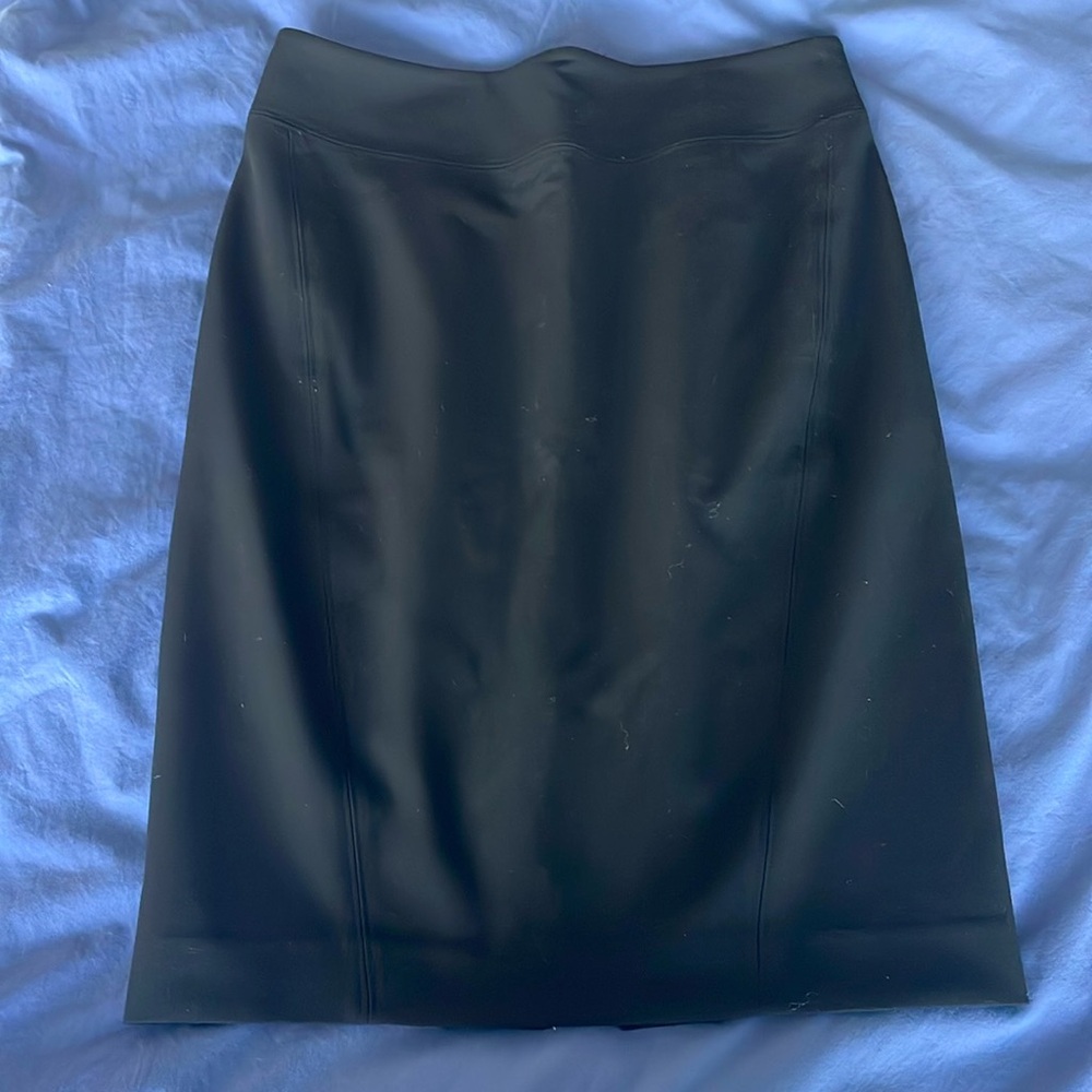 The LOFT classic black pencil skirt in size 0